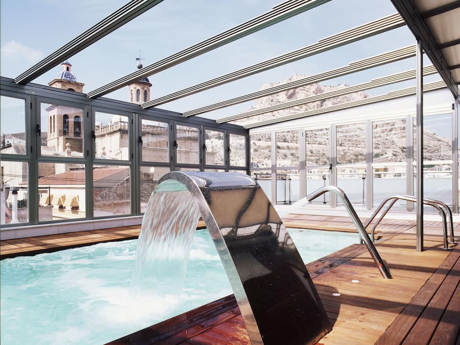 Sisäuima-allas, aurinkovarjoja, aurinkotuoleja