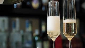 Taittinger Champagner wird in zwei Gläsern eingießen.