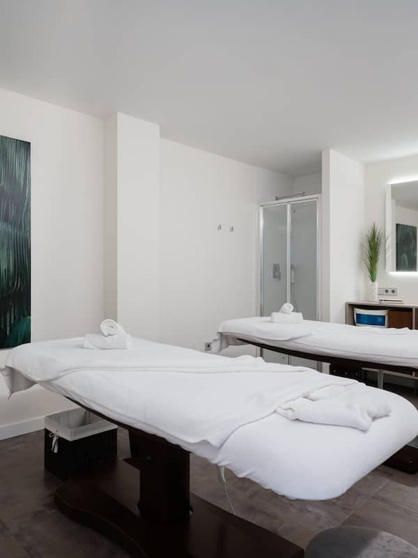 Couples treatment rooms, sauna, body treatments, aromatherapy