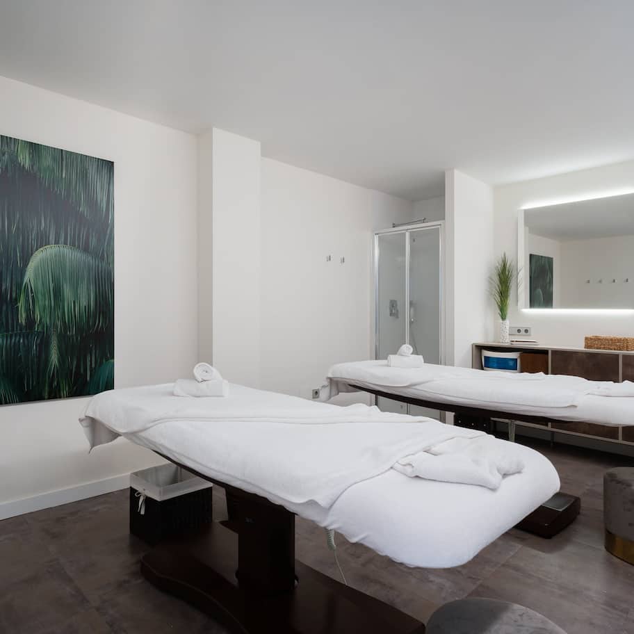Couples treatment rooms, sauna, body treatments, aromatherapy