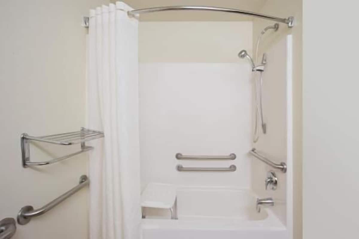 Bathroom | Combined shower/tub, free toiletries, hair dryer, towels