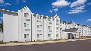 A multi-story hotel with a symmetrical facade, large windows, and a covered entrance. - Microtel Inn & Suites by Wyndham Holland (Holland)