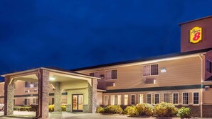 Een Super 8 motel met een overdekte ingang, meerdere ramen en een gevel van baksteen.