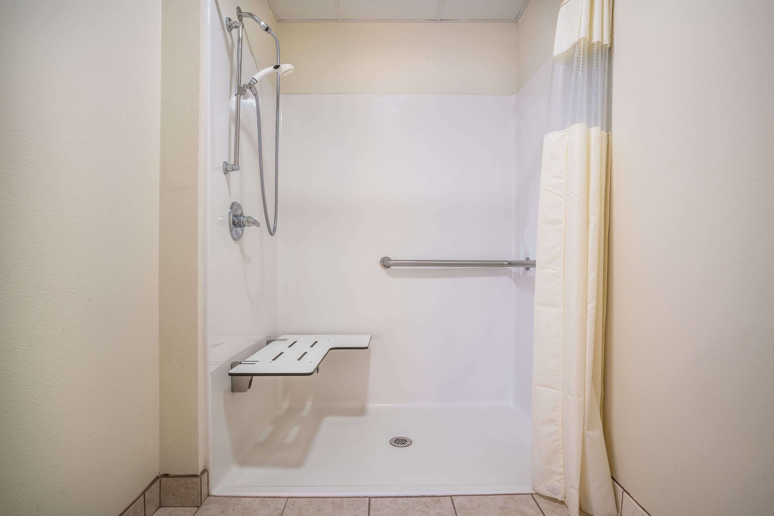 room, 1 queen bed, accessible, non smoking | bathroom | free toiletries, hair dryer, towels