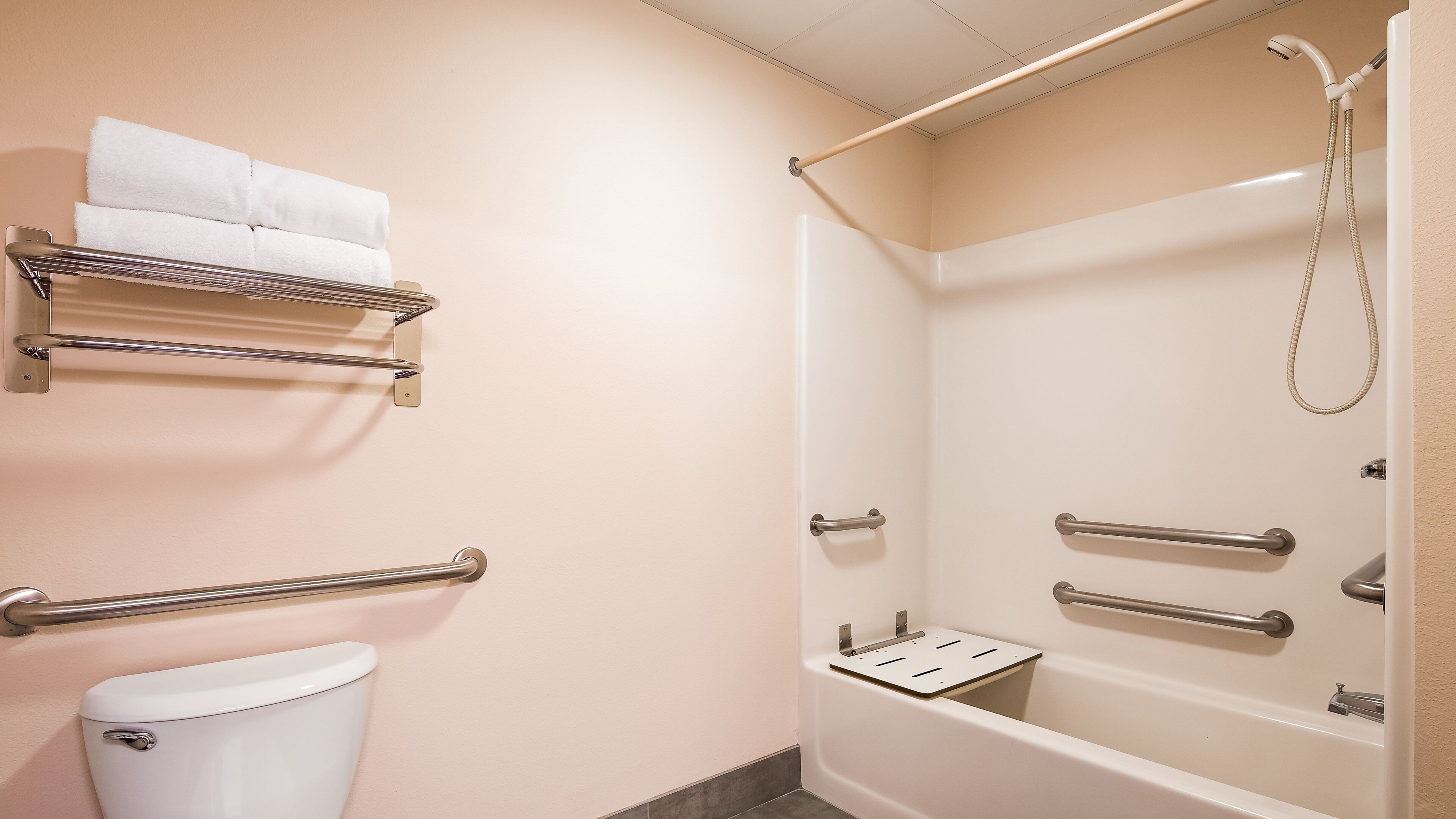 room, 1 queen bed, accessible, non smoking | bathroom | free toiletries, hair dryer, towels