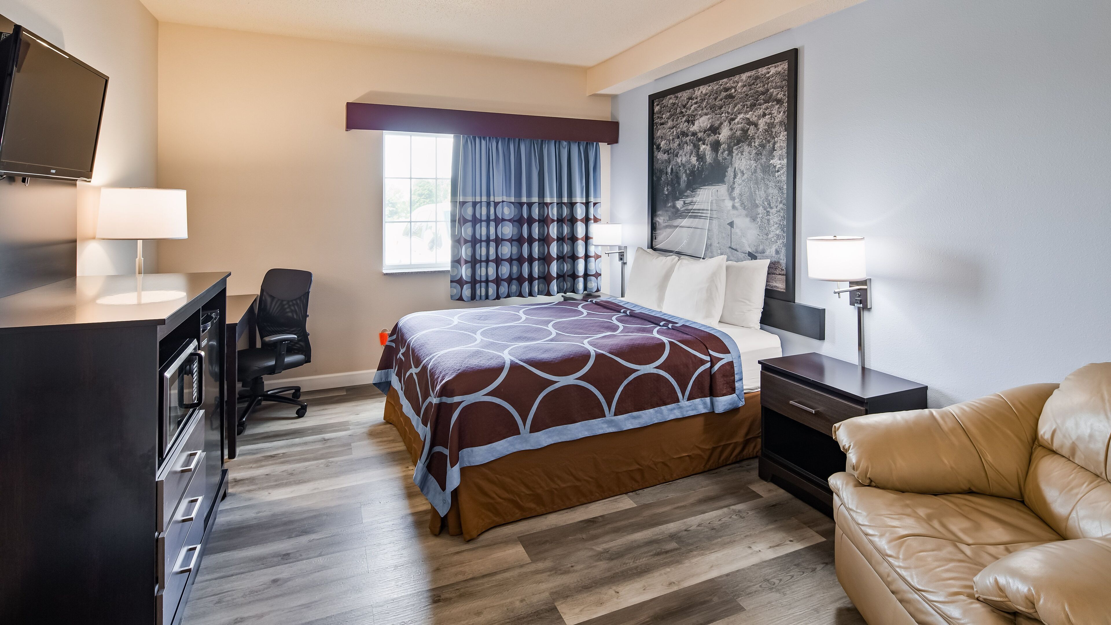 room, 1 queen bed, accessible, non smoking | individually decorated, individually furnished, desk, laptop workspace