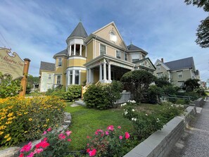 Courtyard view - The Munroe Inn (Auburn)