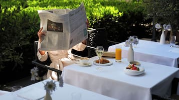 Daily buffet breakfast (CHF 55 per person)