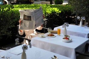 Desayuno buffet (CHF 55 por persona) 