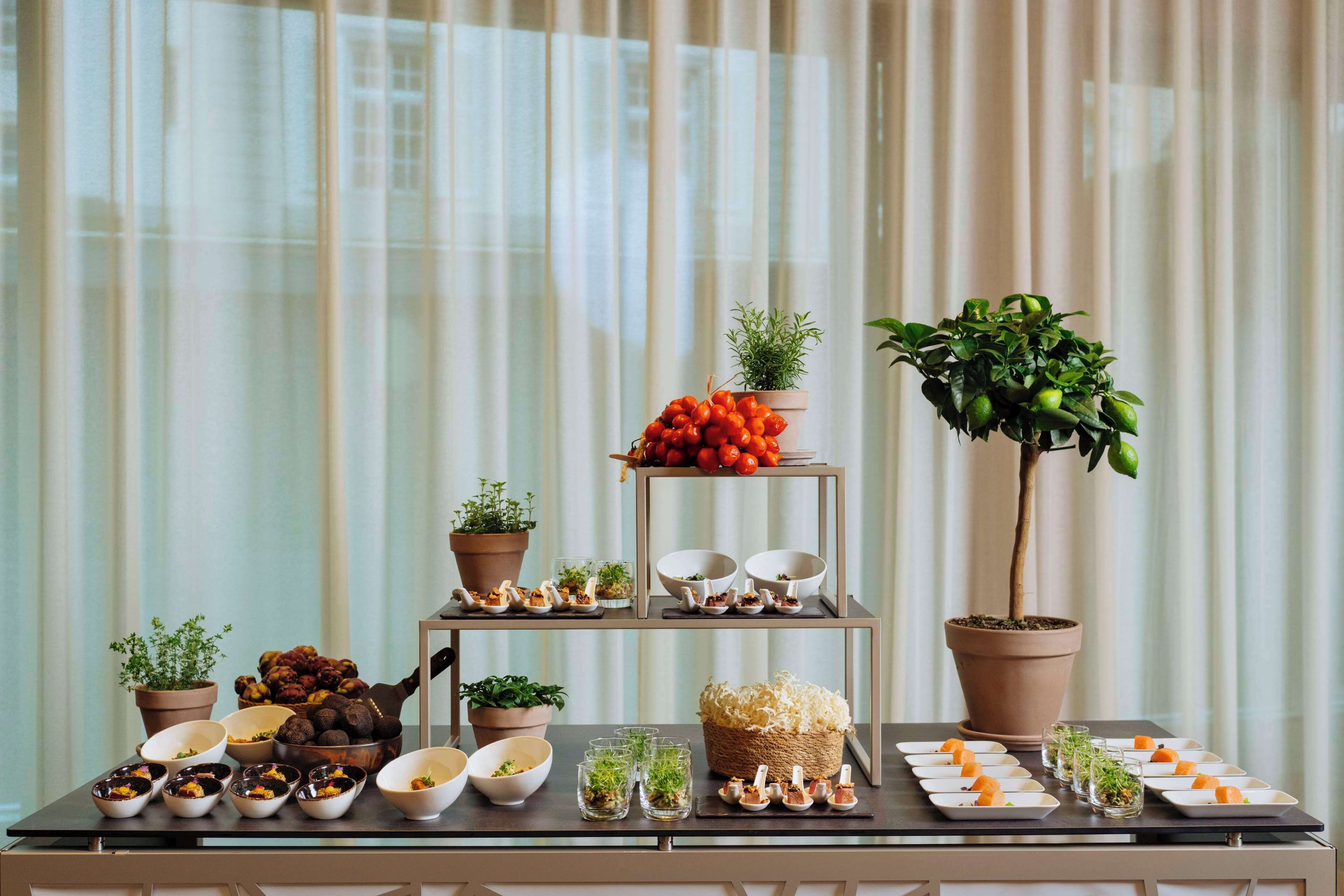 2 restaurants, breakfast, lunch, dinner served; international cuisine