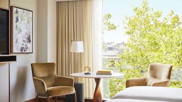 Hochwertige Bettwaren, Minibar, Zimmersafe, Schreibtisch