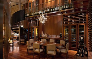 2 restaurantes, se sirven desayunos, comidas y cocina internacional