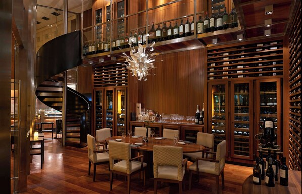 2 restaurants, breakfast, lunch, dinner served; international cuisine 