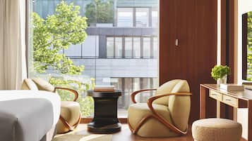 Seprai premium, minibar, brankas, dan meja kerja