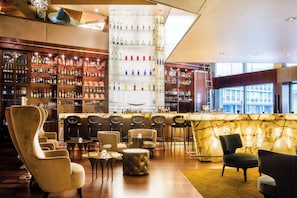 Lobby lounge, al fresco dining