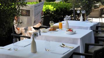 Café da manhã com buffet todos os dias (CHF 55 por pessoa)