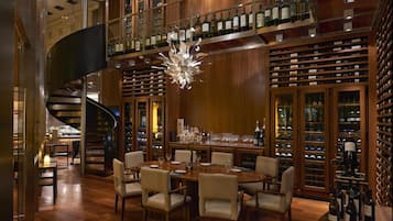 2 restoran, melayani sarapan, makan siang; sajian masakan internasional