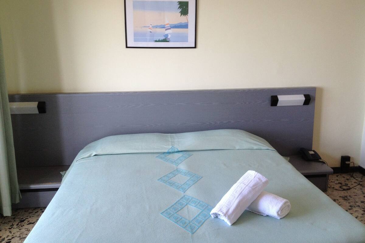 Ropa de cama hipoalergénica, escritorio y wifi gratis