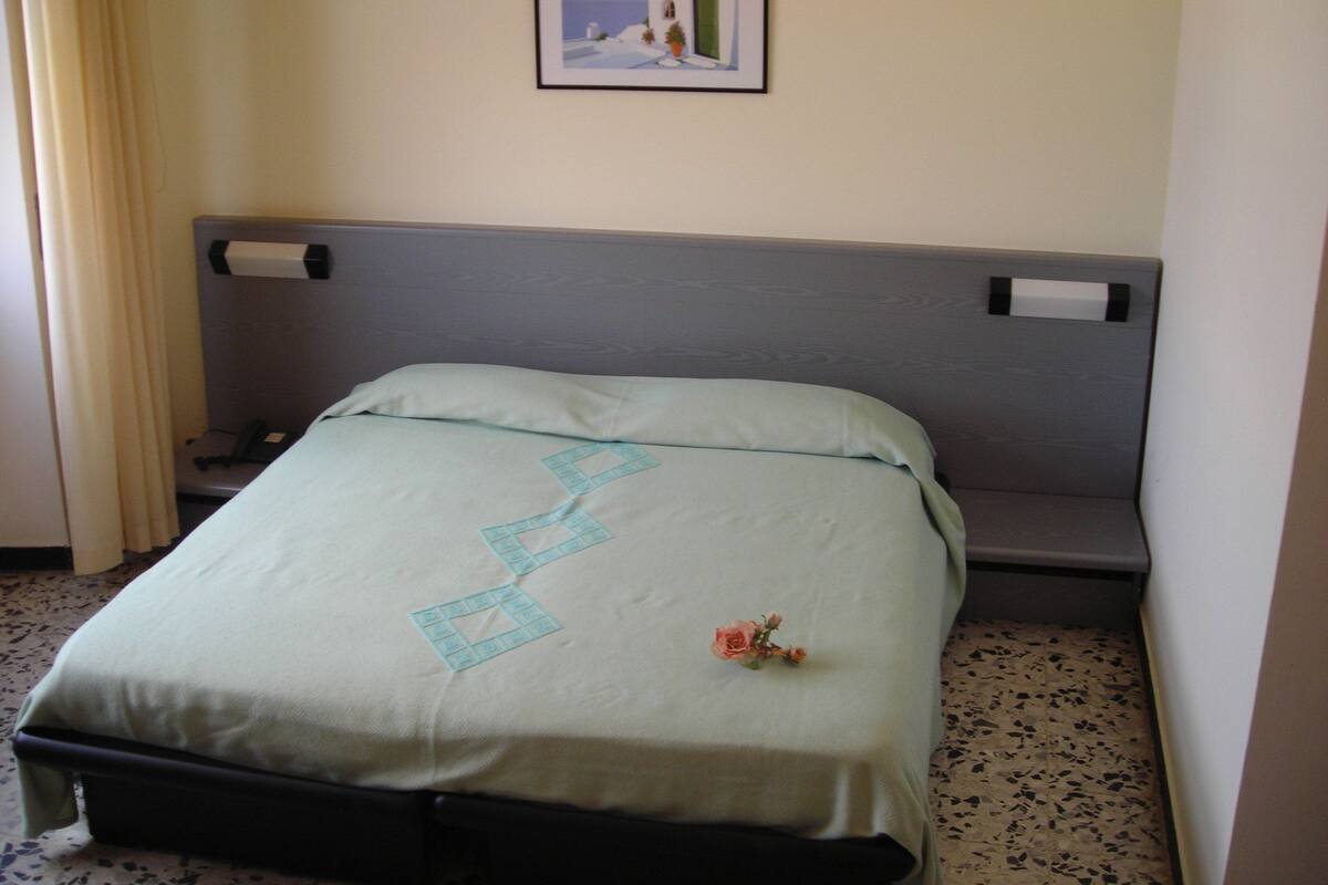 Ropa de cama hipoalergénica, escritorio y wifi gratis