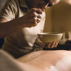 Salas de tratamiento para parejas, sauna y tina de hidromasaje