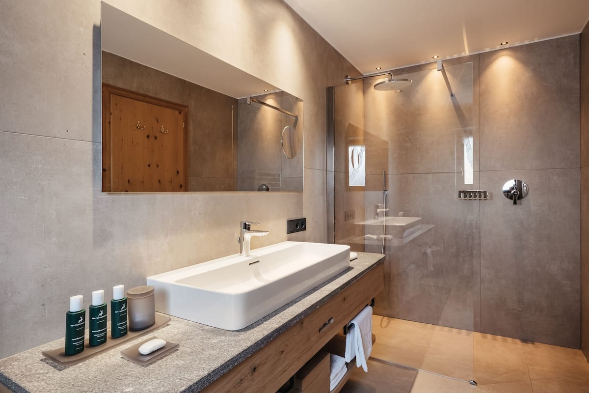 traditional double room | bathroom | rainfall showerhead, free toiletries, hair dryer, bathrobes