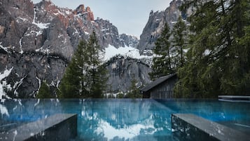Bañera de hidromasaje al aire libre
