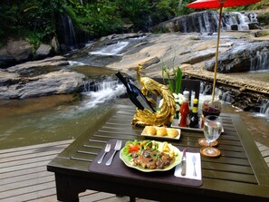 Melayani sarapan 