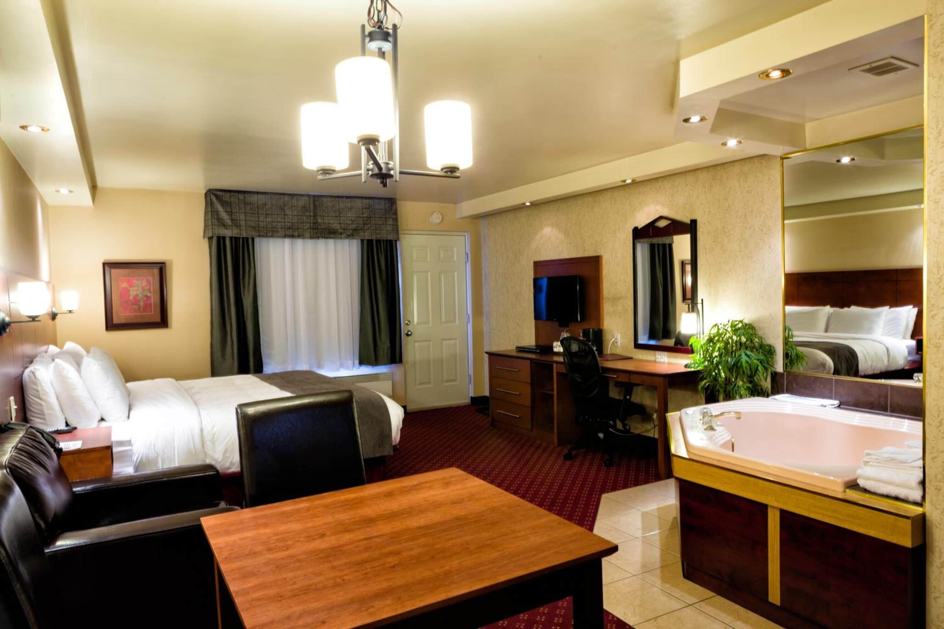 Senge med topmadrasser, individuel indretning, skrivebord