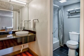 Combined shower/tub, towels - Motel 6 Fort Worth, TX - White Settlement (Fort Worth)