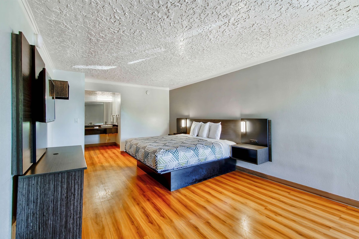 Habitación estándar, 1 cama King size, con acceso para personas discapacitadas, para no fumadores | Escritorio, espacio para trabajar con laptop, wifi y ropa de cama