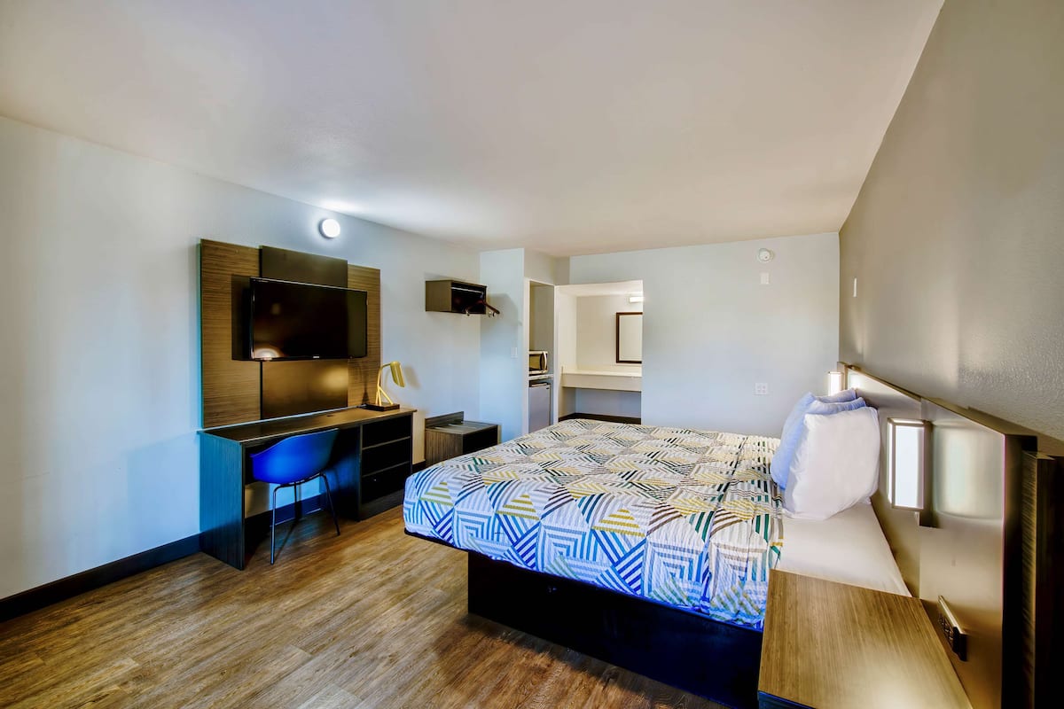 Rom – standard, 1 kingsize-seng, ikke-røyk | Skrivebord, skrivebord for bærbar PC, wi-fi (mot et tillegg) og sengetøy