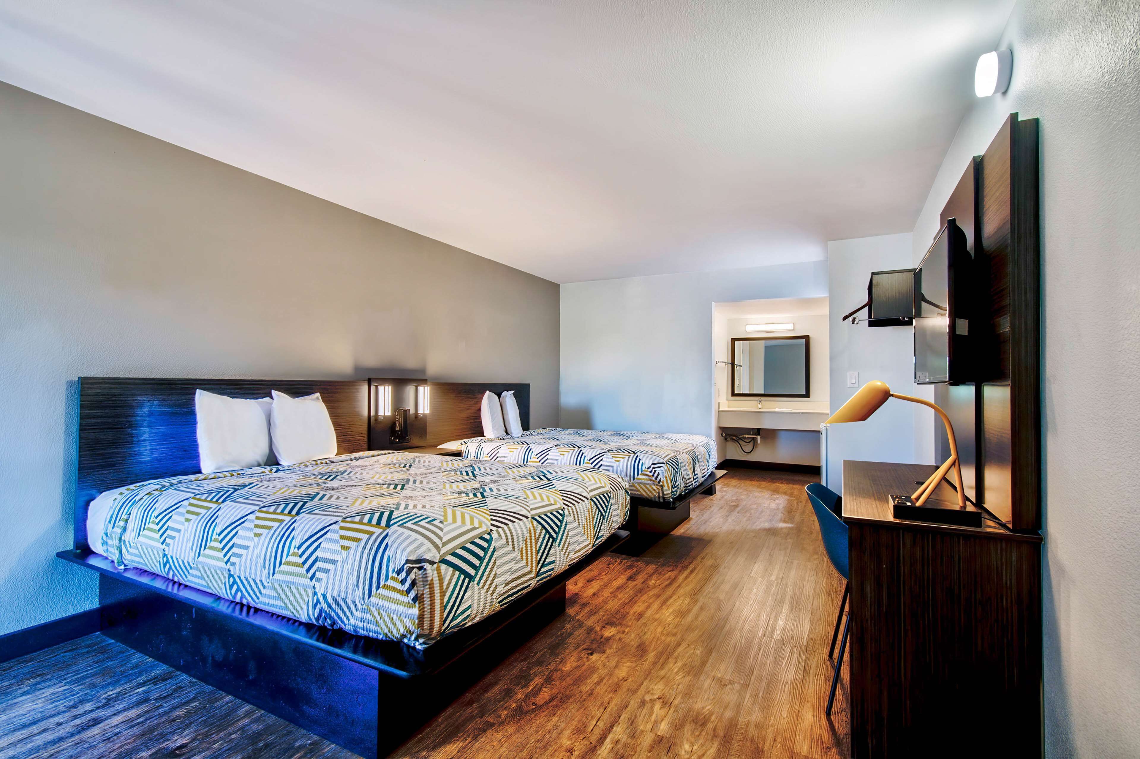 Skrivebord, skrivebord for bærbar PC, wi-fi (mot et tillegg) og sengetøy