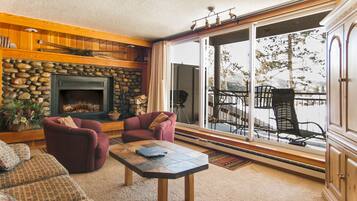 Kondominium, 2 kamar tidur, 2 kamar mandi | Ruang keluarga | TV layar datar, perapian, dan pemutar DVD