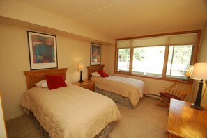 2 slaapkamers, een strijkplank/strijkijzer, babybedden, extra bedden