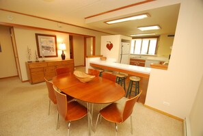 Condo, 2 Bedrooms, 2 Bathrooms | In-room dining
