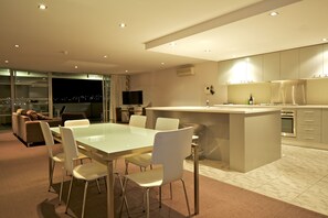 Departamento, 3 habitaciones | Cocina privada | Refrigerador, microondas, parrilla de estufa y cafetera y tetera 