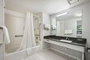 办公桌、遮光窗帘、熨斗/熨板、免费 WiFi