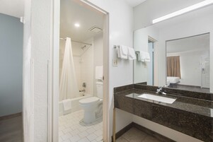 Escritorio, cortinas blackout y tabla de planchar con plancha 