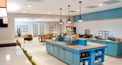Country Inn & Suites by Radisson, Lewisburg, PA