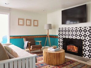 House (The Beach) | Living area | 32-inch flat-screen TV with satellite channels, TV