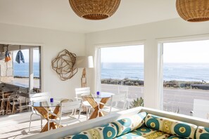 Lobby sitting area - Cambria Beach Lodge (Cambria)