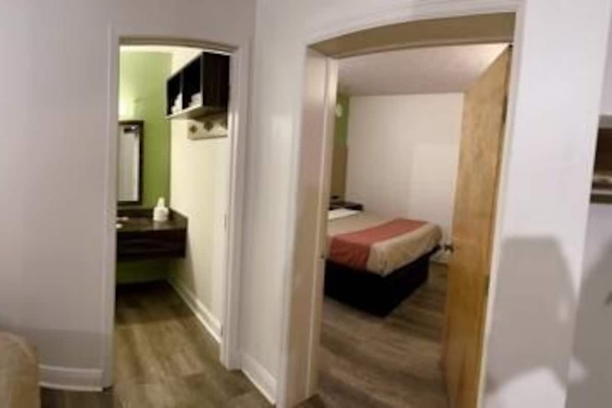1 habitación, escritorio, tabla de planchar con plancha y wifi gratis