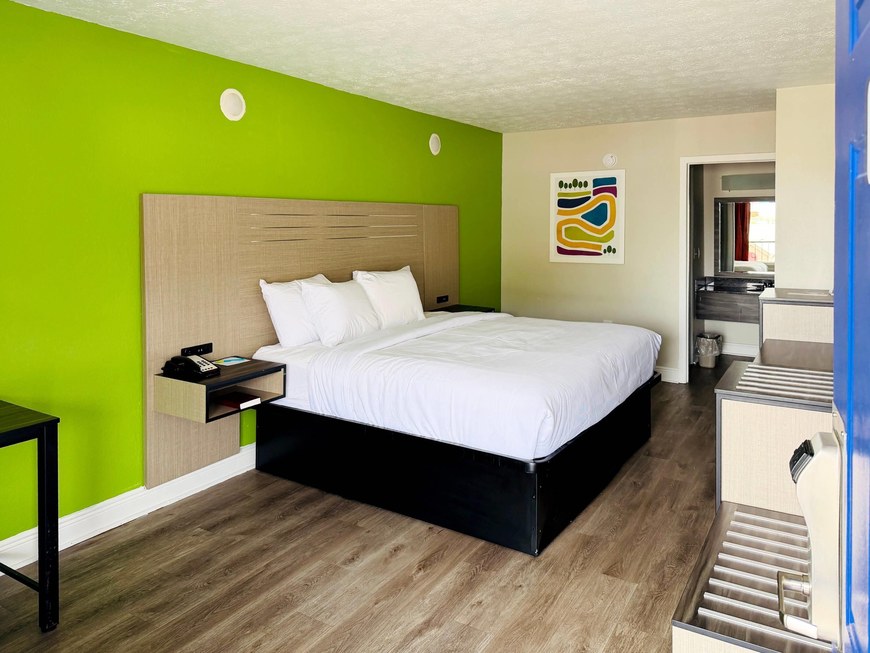 Standard Room, 1 King Bed, Non Smoking | Desk, iron/ironing board, free WiFi, bed sheets