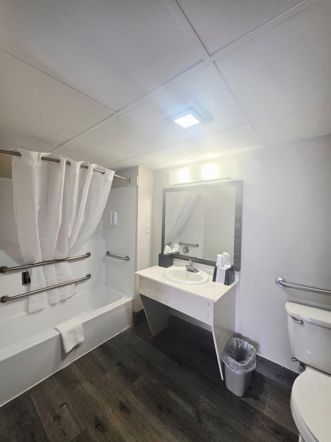 Habitación, 2 camas Queen size, con acceso para personas discapacitadas, para no fumadores | Baño