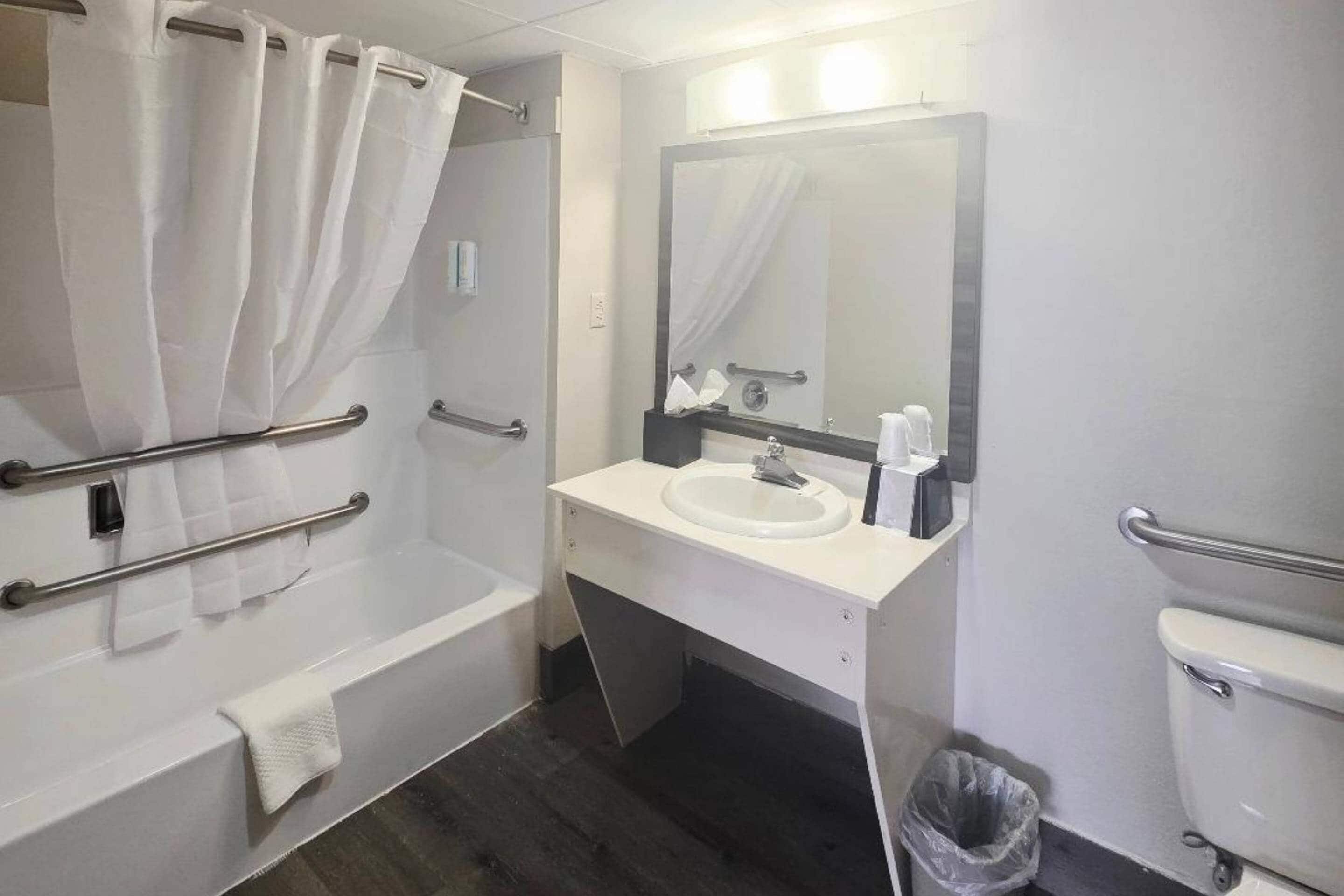 Chambre, 2 grands lits, accessible aux personnes à mobilité réduite, non-fumeurs | Couette en duvet d'oie, bureau