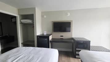 Escritorio, tabla de planchar con plancha, wifi gratis y ropa de cama