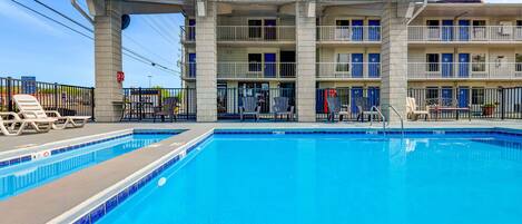 Seasonal outdoor pool, free pool cabanas