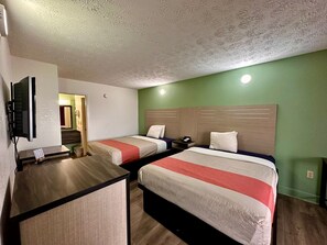 标准房, 2 张大床 | 1 多间卧室、办公桌、熨斗/熨板、免费 WiFi