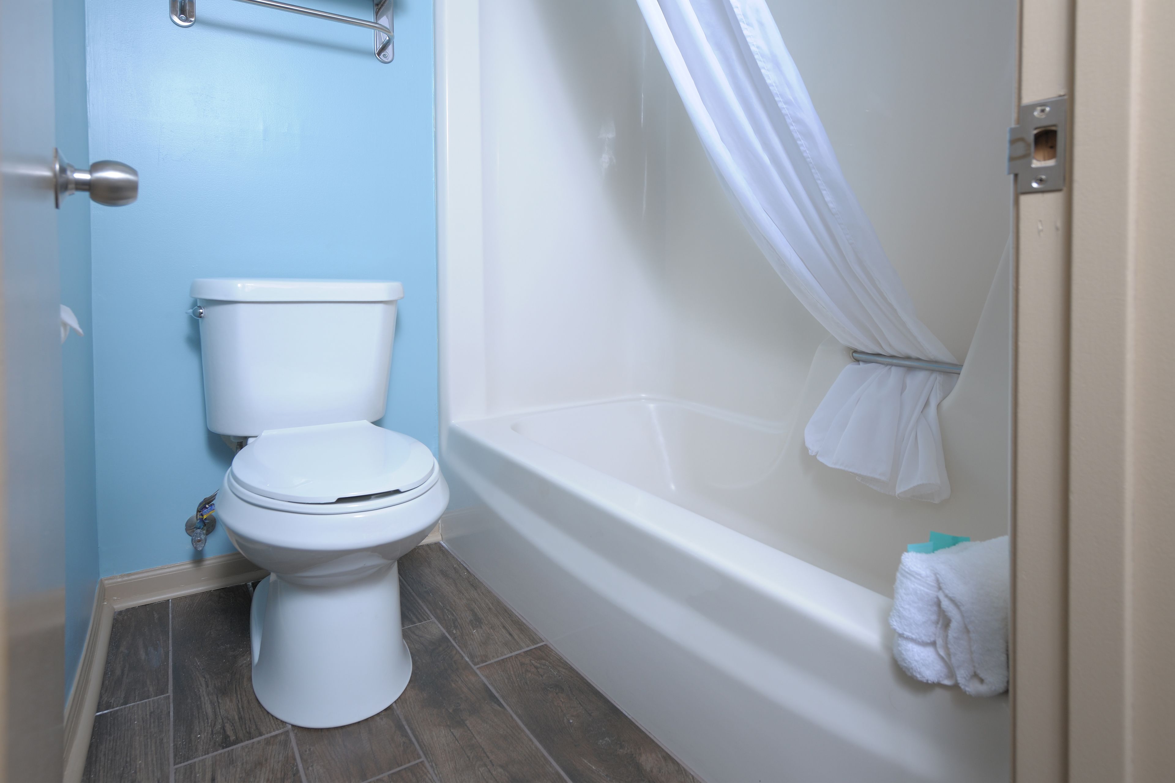 combined shower/bathtub, free toiletries, hair dryer, towels