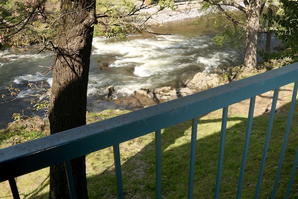 Un río con una barandilla al frente.